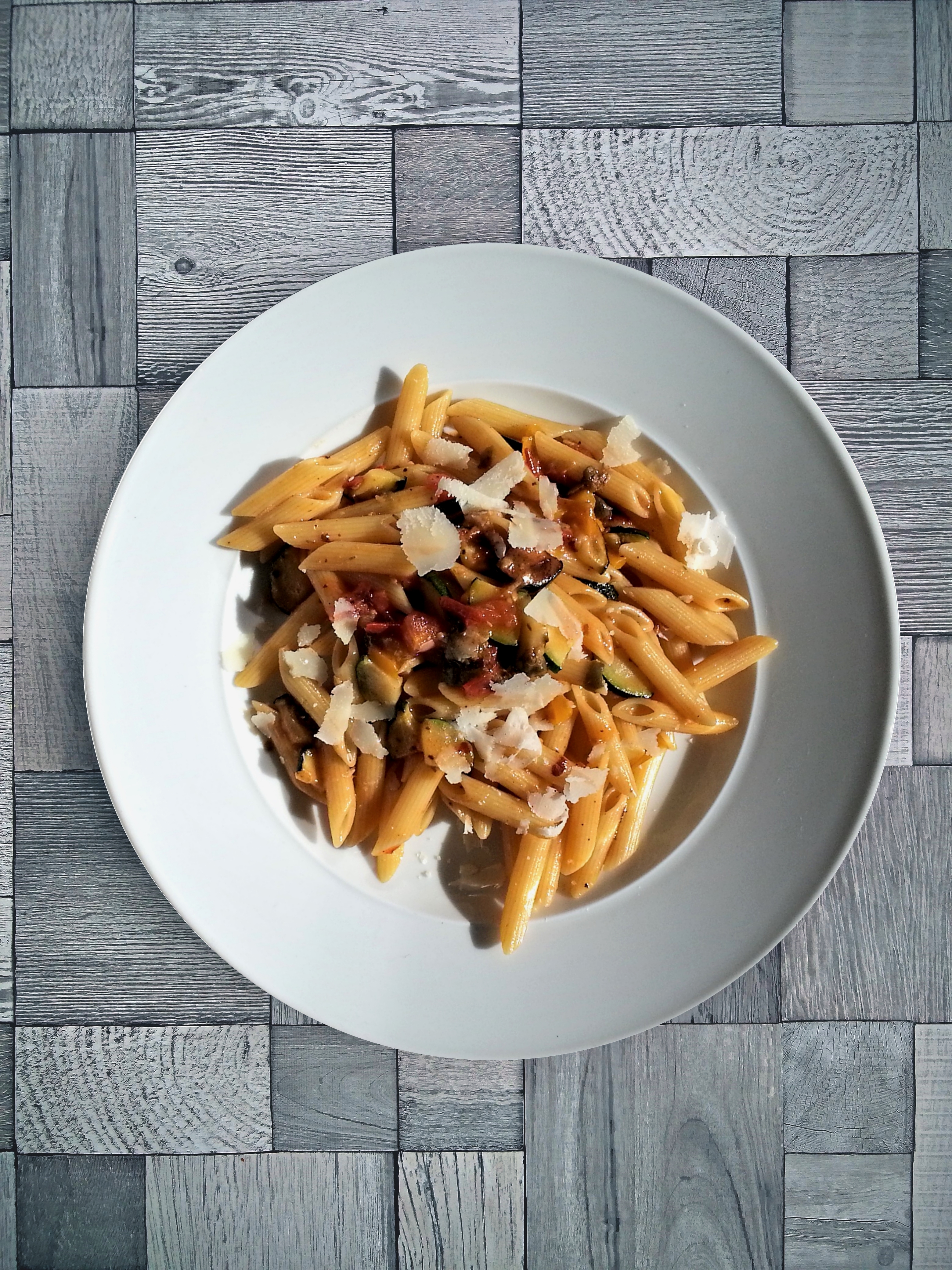 Penne mit Zucchini, Paprika und Tomaten