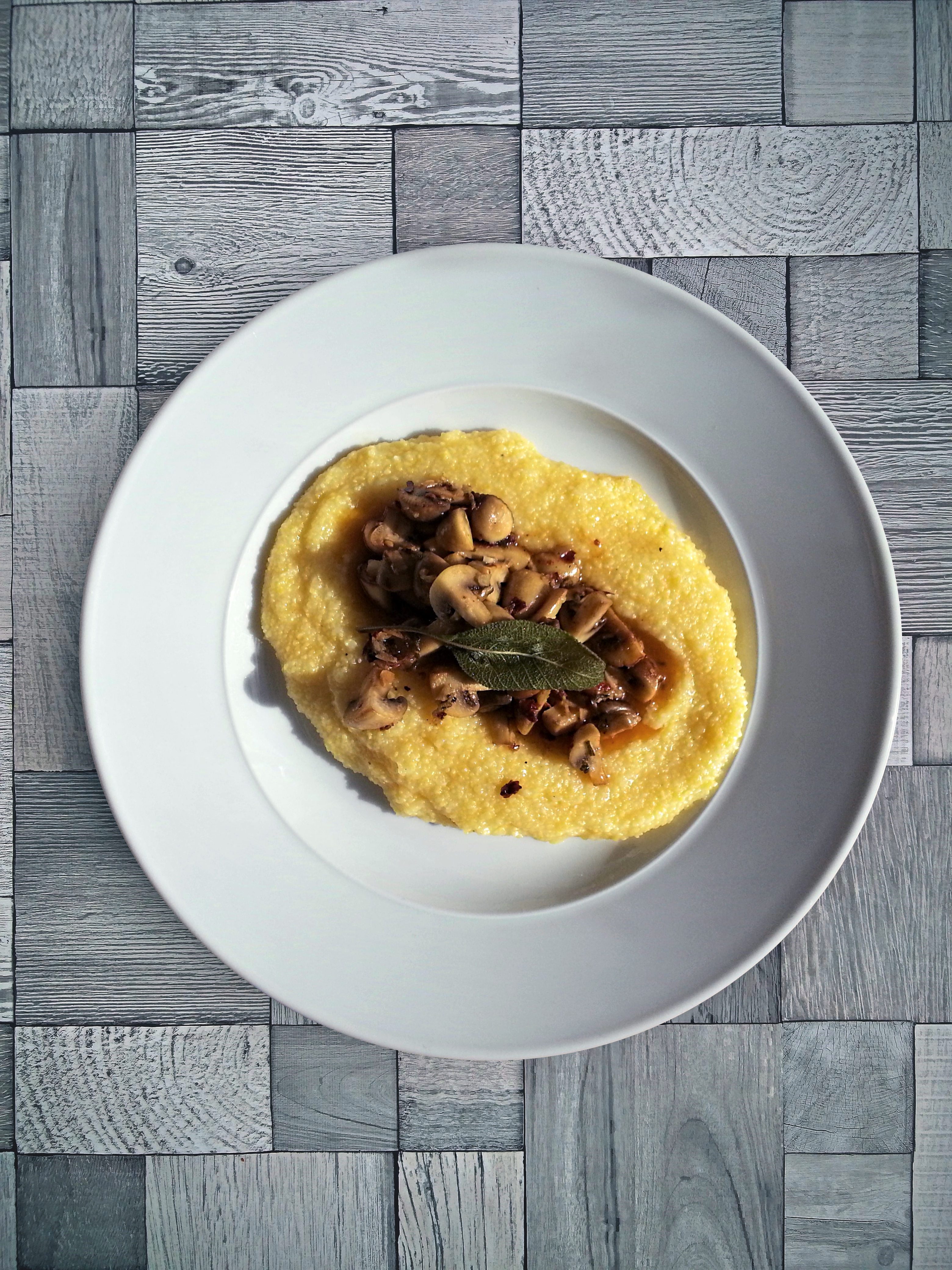 Polenta con funghi alla Trentina