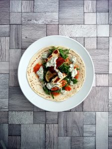 Wraps mit gegrillter Melanzani, Haloumi und Feta