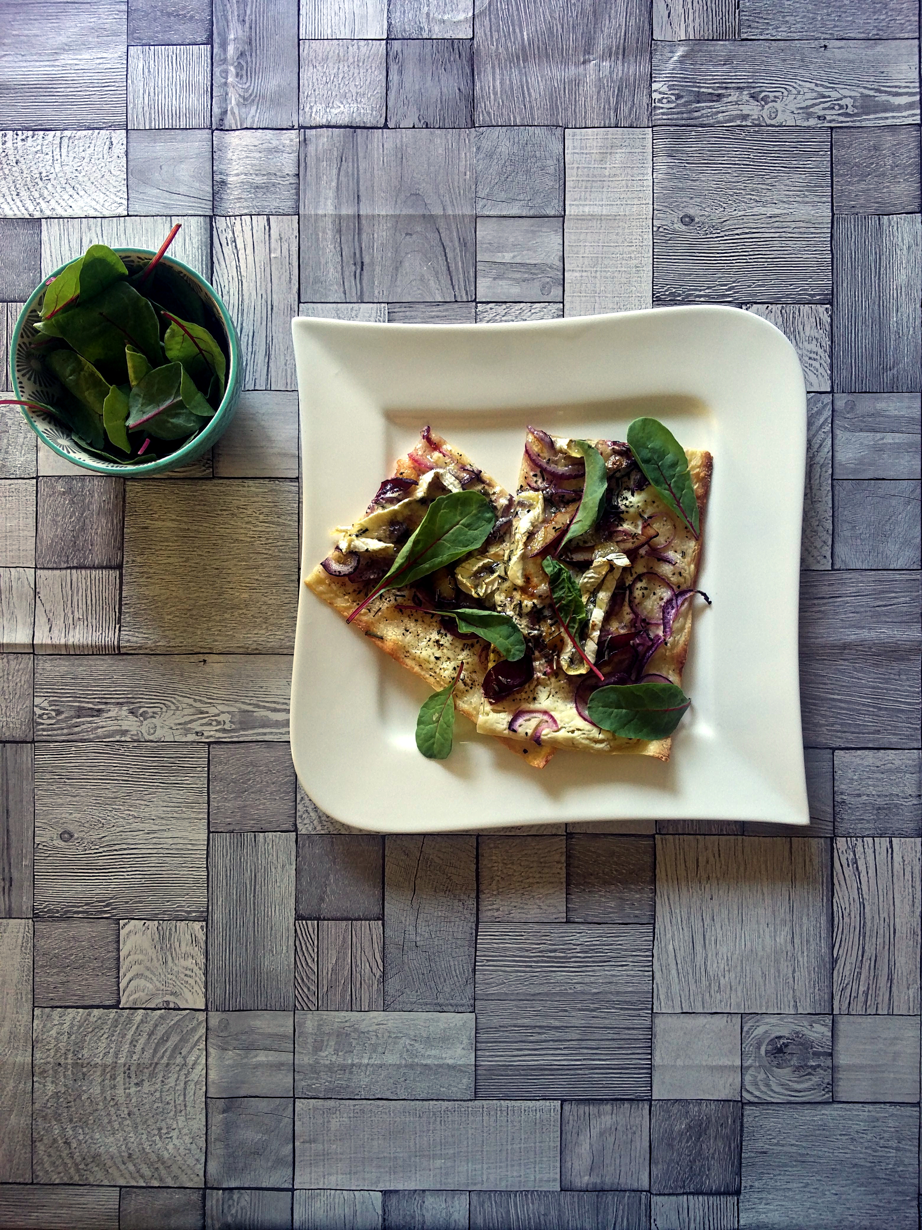 Camembert-Flammkuchen mit Zwetschken und Rosmarin