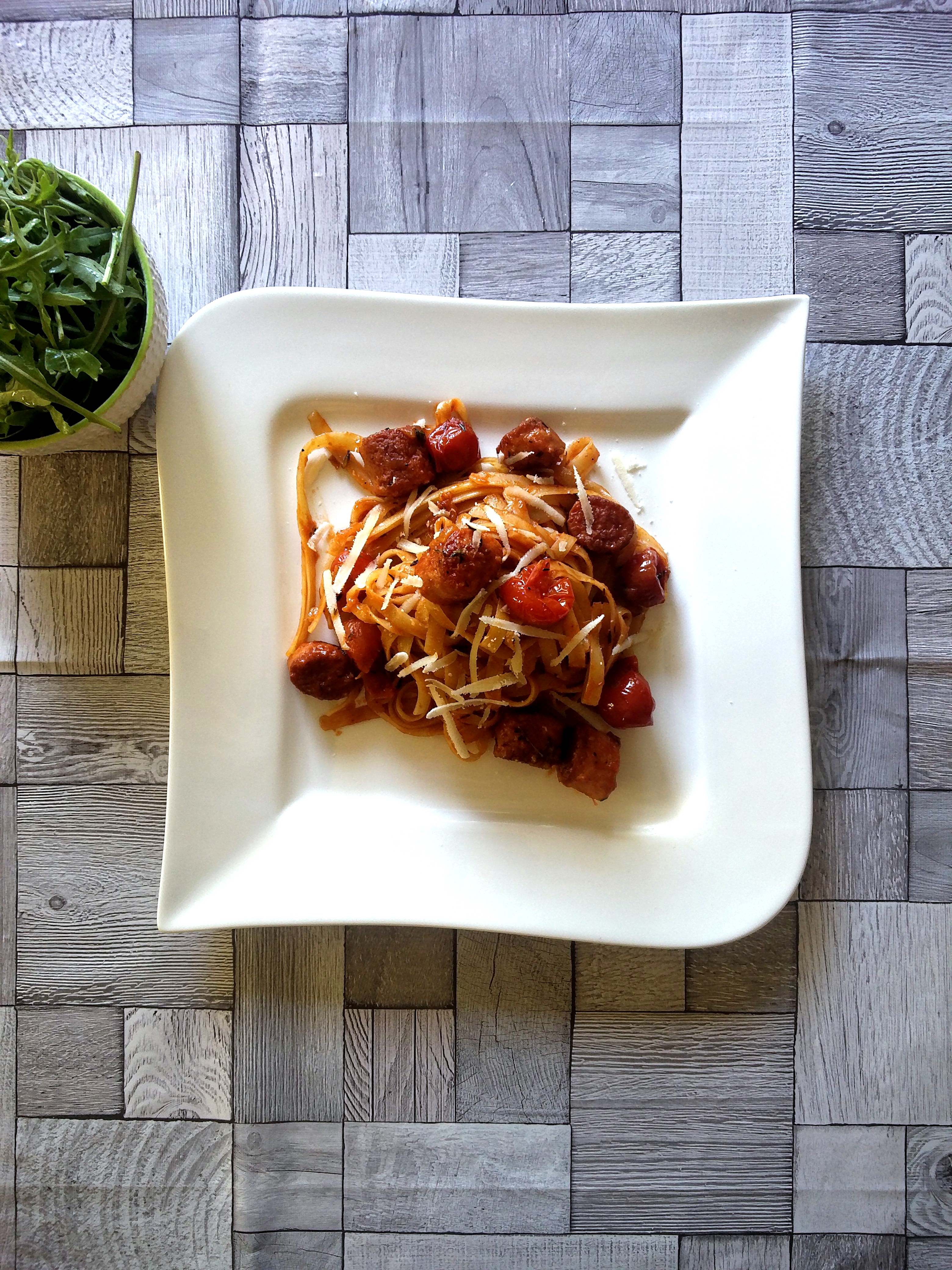 Salsiccia-Pasta mit Thymian und Orangen-Tomatensauce