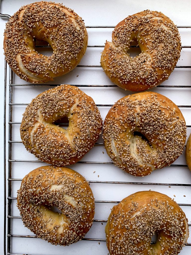 Sechs Bagels, frisch aus dem Ofen