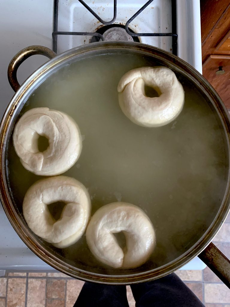 Die Bagels pochieren