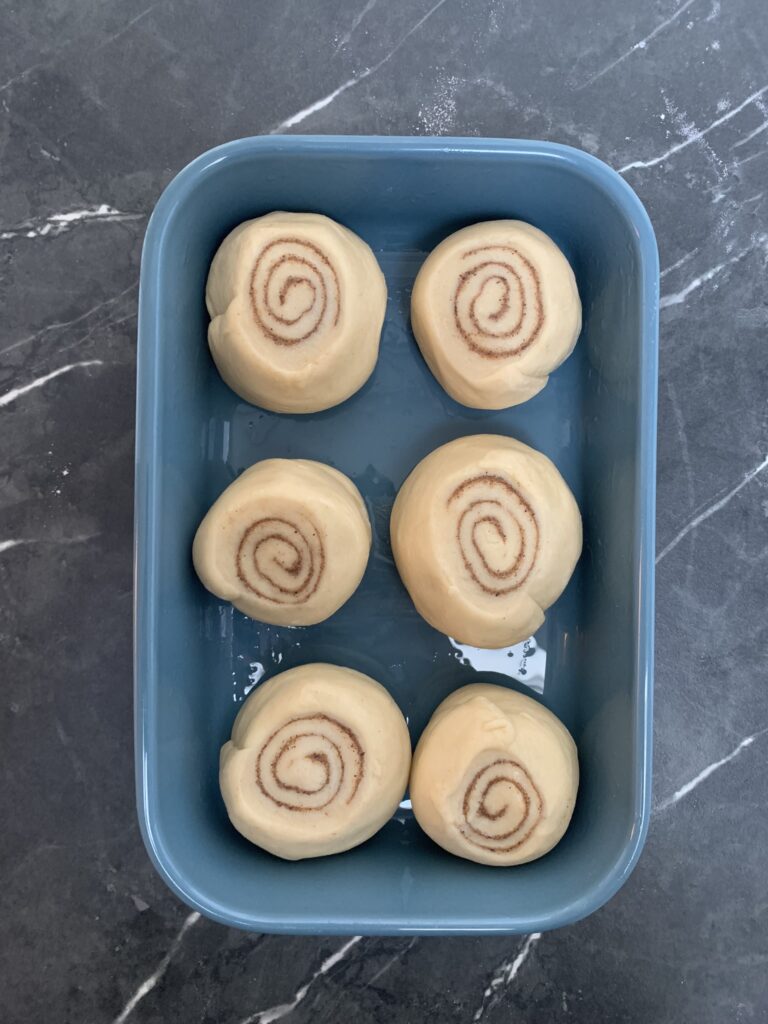 Die späteren Zimtschnecken dann nochmals aufgehen lassen.