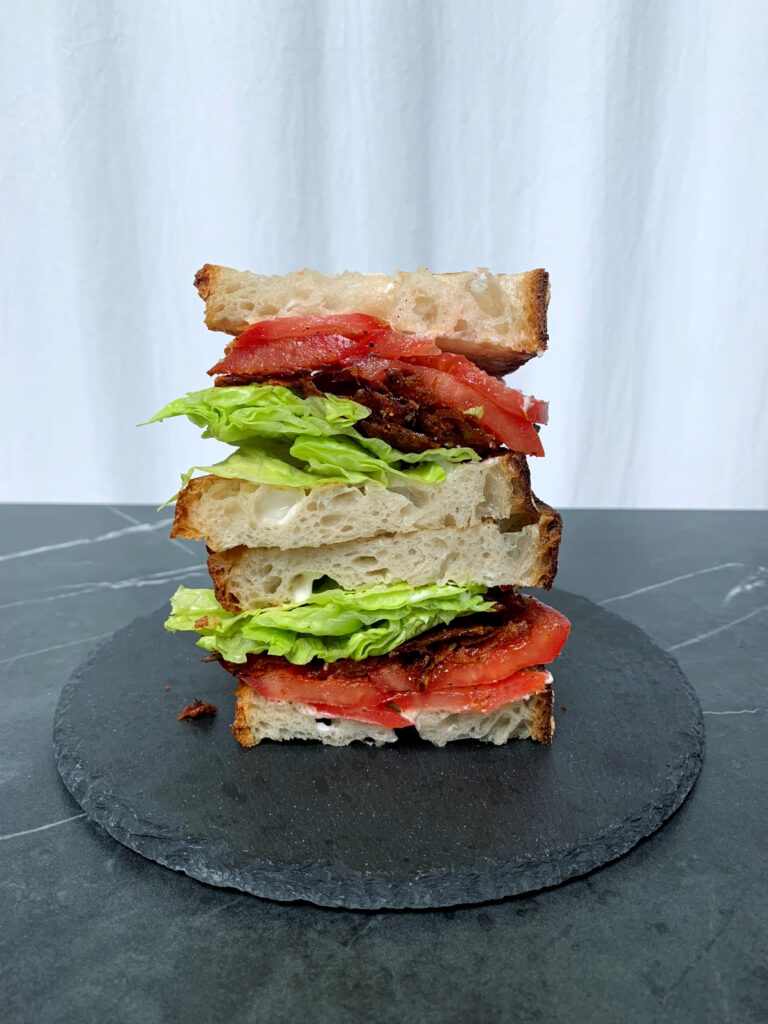 Das fertige BLT-Sandwich, hier in der veganen Variante